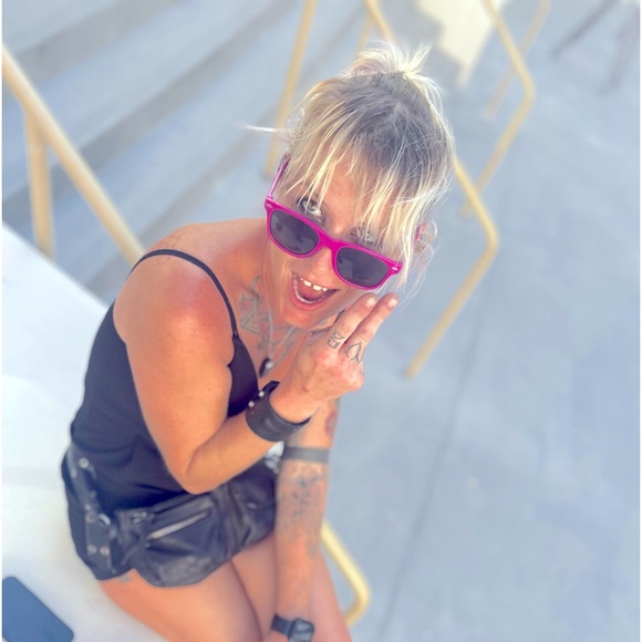 Tanya here, lover of fashion vintage wear! - Picture 7 of 14